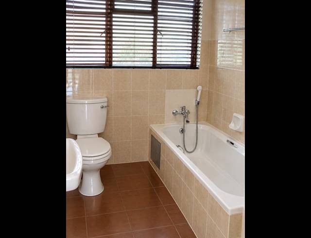 2 BEDROOM PROPERTY TO RENT IN PINESLOPES